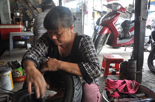 Nói đến sửa xe mọi người thường nghĩ tới đó là công việc của đàn ông, nhưng tại Sài Gòn, không ít phụ nữ chọn cho mình cái nghề mưu sinh vất vả này.